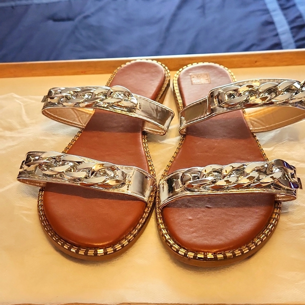 Ladies flat slide in flip flops